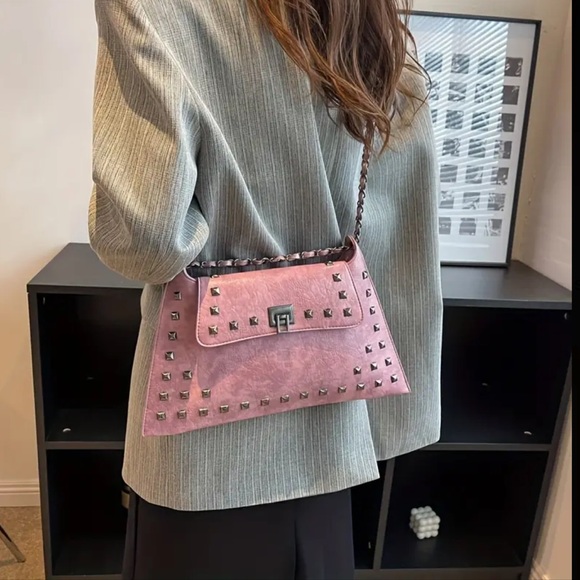 🆕 Classic Shoulder Bag Vintage Rivets - Turn-Lock Closure - Stylish Versatile - Picture 6 of 16